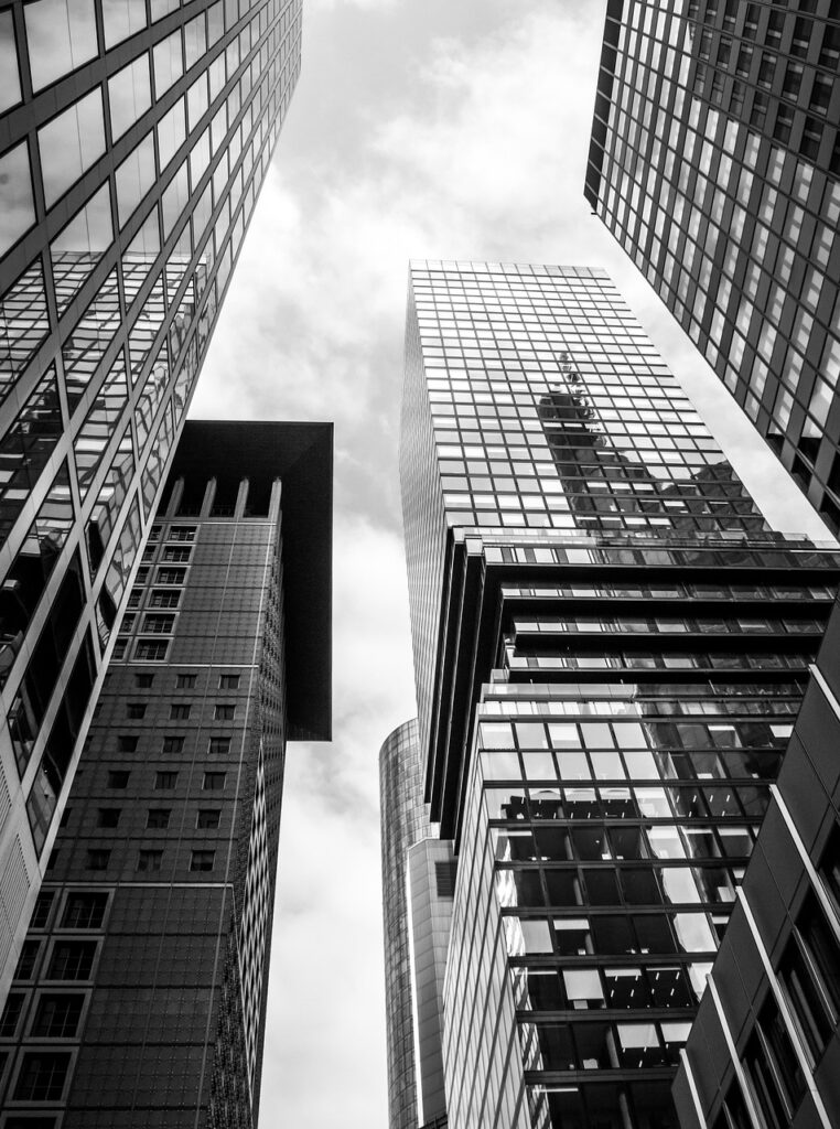 Tornid, peegeldavad klaasfassaadid.